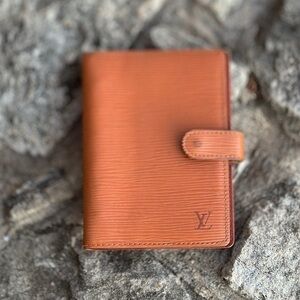 AUTHENTIC Louis Vuitton PM Epi leather small ring agenda cover. Brown.
